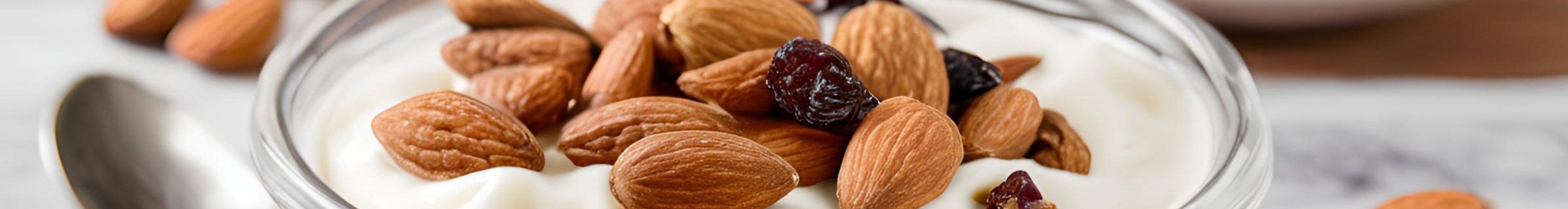 Yaourt avec des raisins secs et amandes